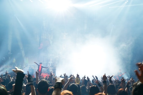 VAMPS「VAMPS LIVE 2017 UNDERWORLD」千葉・幕張イベントホール公演の様子。