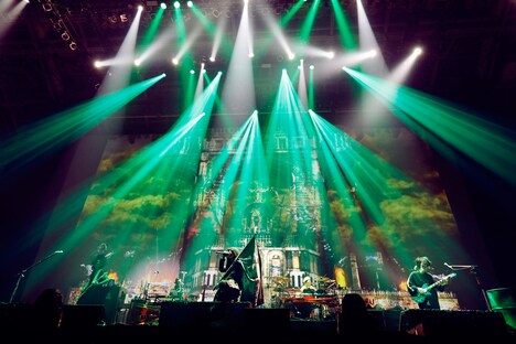 VAMPS「VAMPS LIVE 2017 UNDERWORLD」千葉・幕張イベントホール公演の様子。