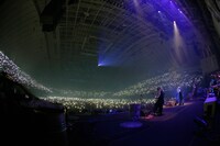 「SWEET DREAMS」披露中の様子。