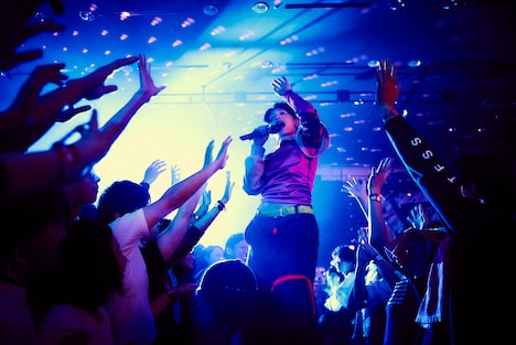 フロアで歌うコムアイ。 (c)Yusuke Kashiwazaki / Red Bull Content Pool