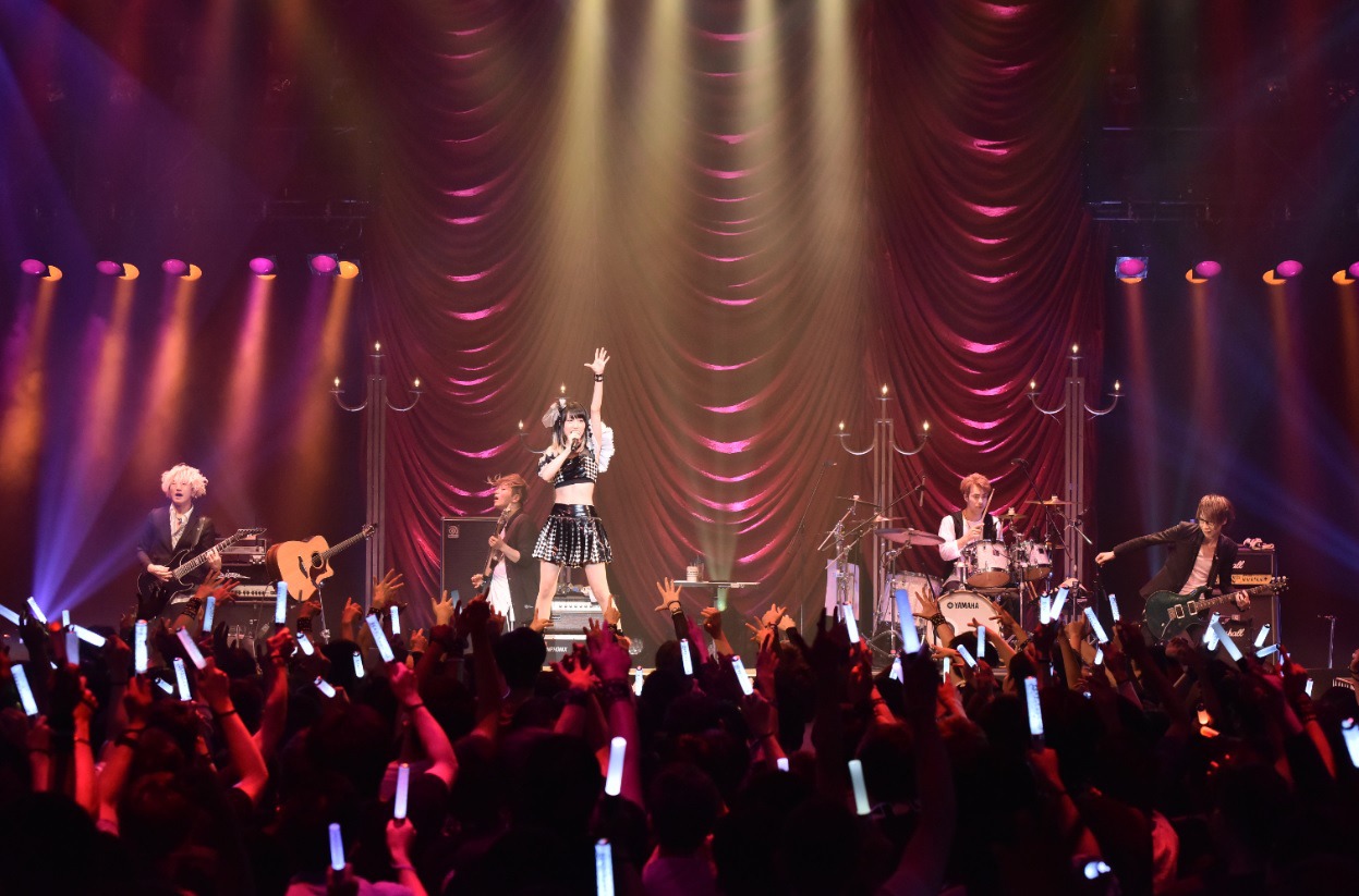 「綾野ましろ One-man Live 2017『UNIVERSE』」の様子。（Photo by Makiko Takada）