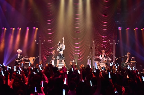 「綾野ましろ One-man Live 2017『UNIVERSE』」の様子。（Photo by Makiko Takada）