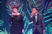 左からロザンナ、中山秀征。(c)フジテレビ