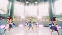 Wake Up, Girls！「7 senses」ミュージックビデオのワンシーン。