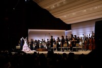 「billboard classics May J. Premium Concert 2017 ～Me, Myself & Orchestra～」の様子。