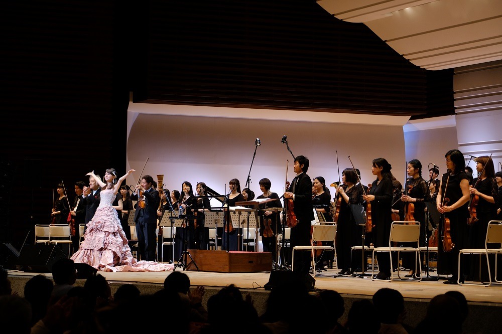 「billboard classics May J. Premium Concert 2017 ～Me, Myself & Orchestra～」の様子。