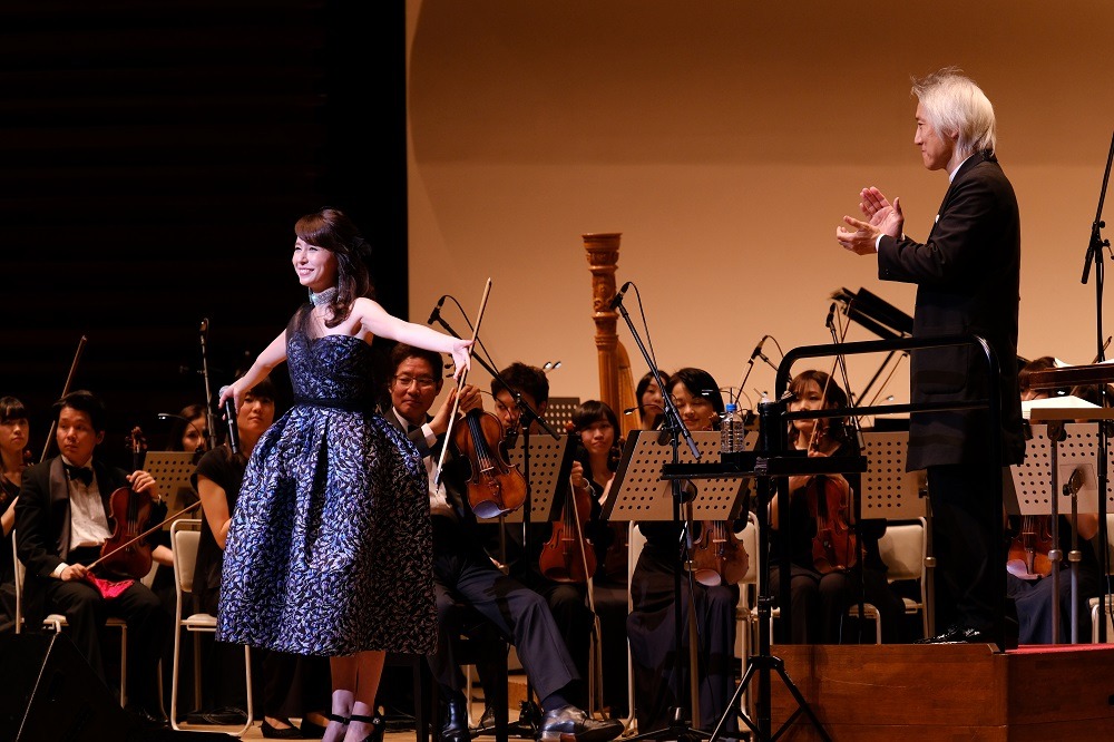 「billboard classics May J. Premium Concert 2017 ～Me, Myself & Orchestra～」の様子。