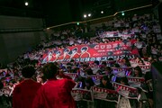 アンコールで横断幕とフェイスタオルを広げるCUBERSのファン。（撮影：牛島康介）