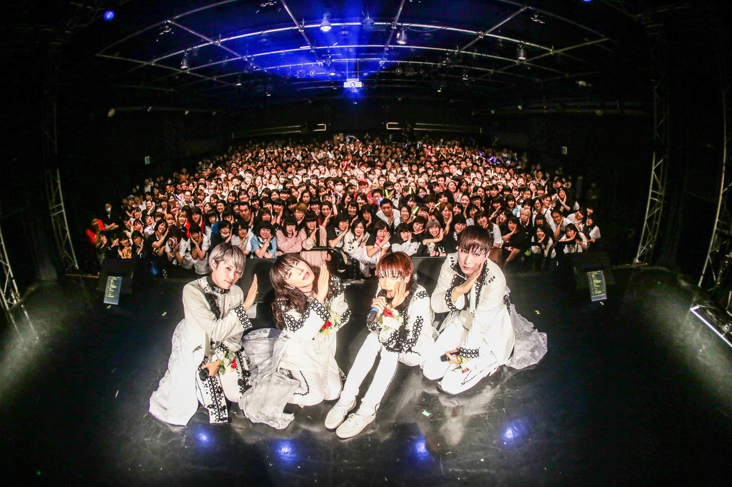 二丁目の魁カミングアウト「絶対埋まらないワンマンライブ in BLAZE」の様子。（撮影：タマイシンゴ）
