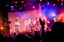 二丁目の魁カミングアウト「絶対埋まらないワンマンライブ in BLAZE」の様子。（撮影：タマイシンゴ）