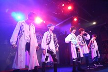 BATTLE BOYSと洸希（SUPER★DRAGON）のパフォーマンスの様子。