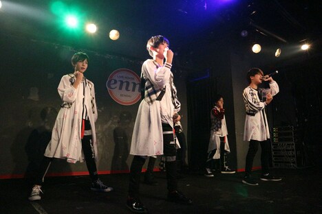 BATTLE BOYSと洸希（SUPER★DRAGON）のパフォーマンスの様子。