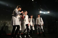 BATTLE BOYSと洸希（SUPER★DRAGON）のパフォーマンスの様子。