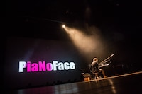 「PiaNoFace」を演奏するまらしぃ。（撮影：石阪大輔）