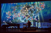 「パズル＆ドラゴンズ」とコラボしたピアノプロジェクションと共に「KARIN」を演奏するまらしぃ。（撮影：石阪大輔）（撮影：石阪大輔）