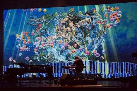「パズル＆ドラゴンズ」とコラボしたピアノプロジェクションと共に「KARIN」を演奏するまらしぃ。（撮影：石阪大輔）（撮影：石阪大輔）