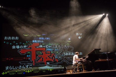 ニコニコ生放送で中継される中、ボカロメドレーを演奏するまらしぃ。（撮影：石阪大輔）