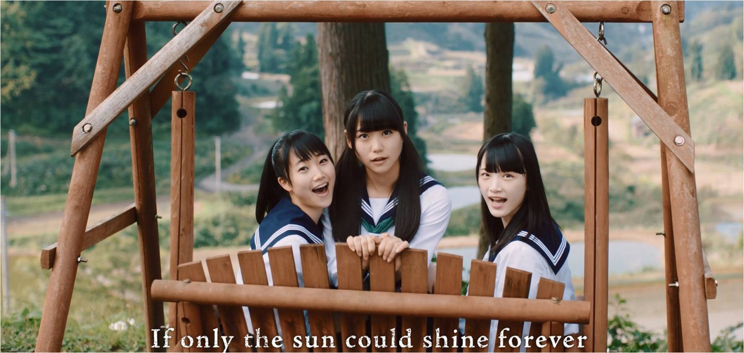 NGT48「世界はどこまで青空なのか？」ミュージックビデオのワンシーン。