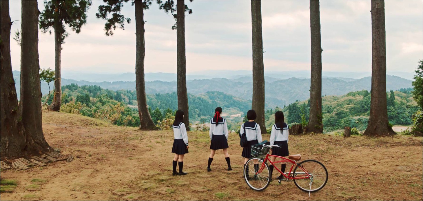 NGT48「世界はどこまで青空なのか？」ミュージックビデオのワンシーン。