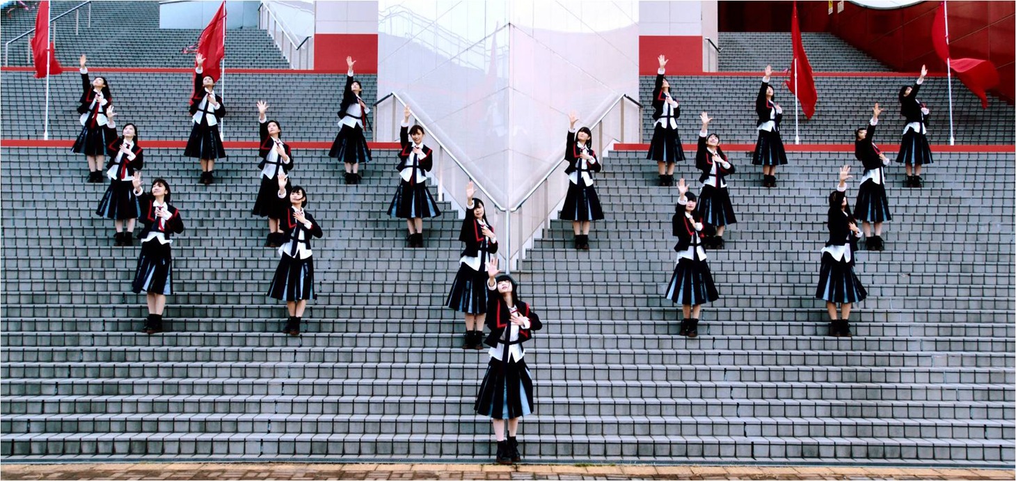 NGT48「世界はどこまで青空なのか？」ミュージックビデオのワンシーン。