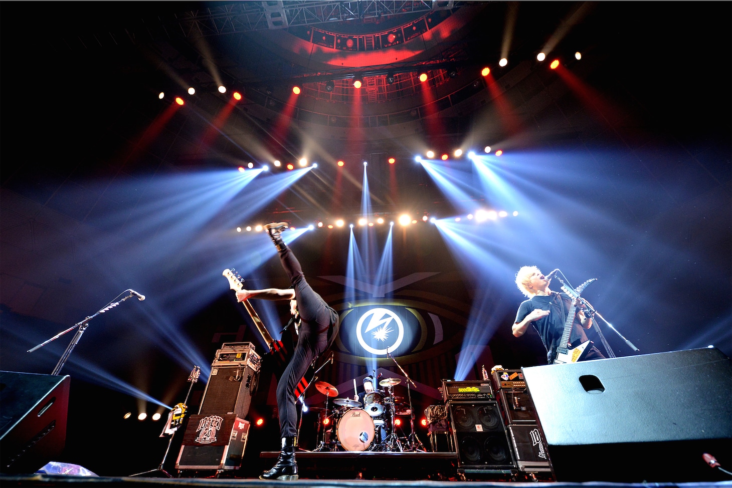 「THE EYEWALL NiGHT vol.1」での10-FEETのライブの様子。