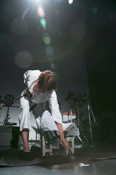 左手で瓦を5枚割ったTAKA。（撮影：牛島康介）