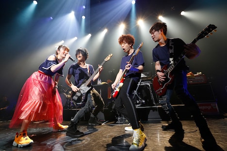 左から小松未可子、田淵智也、新井弘毅、黒須克彦。(撮影:森久)