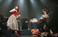 左から小松未可子、新井弘毅。（撮影：森久）