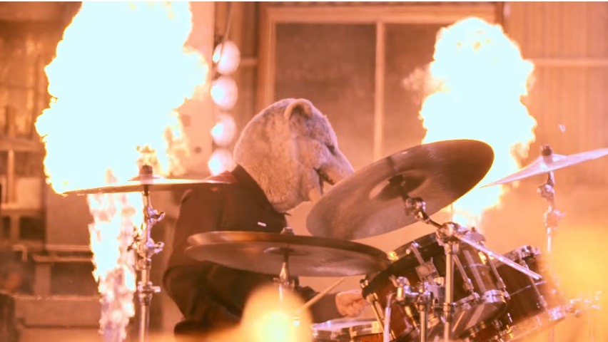 MAN WITH A MISSION「My Hero」ミュージックビデオのワンシーン。