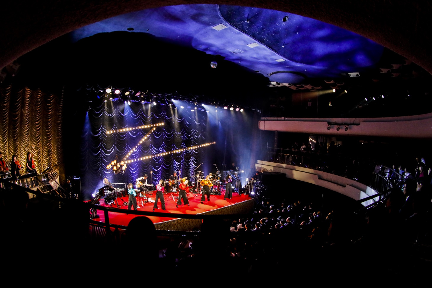 ももいろクローバーZ「MTV Unplugged: Momoiro Clover Z」の様子。（Photo by HAJIME KAMIIISAKA）