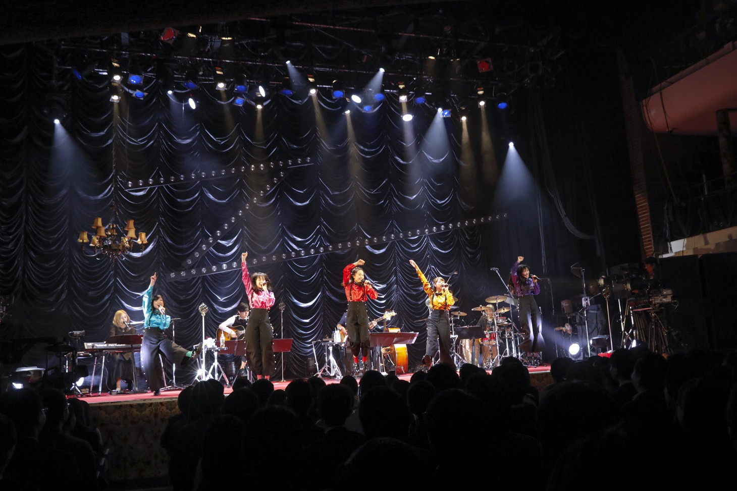 ももいろクローバーZ「MTV Unplugged: Momoiro Clover Z」の様子。（Photo by HAJIME KAMIIISAKA）