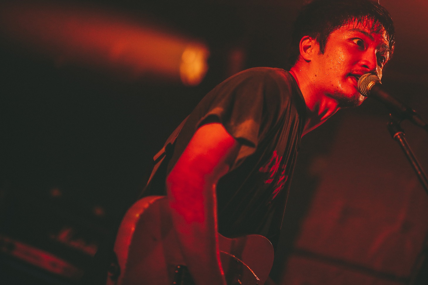 清水エイスケ（Vo, G）（撮影：西槇太一）