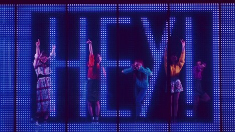 Little Glee Monster「OVER」MVのワンシーン。