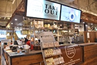 エビ中のニューシングル「シンガロン・シンガソン」が並ぶ「エビ中 CAFE」カウンター。