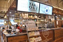 エビ中のニューシングル「シンガロン・シンガソン」が並ぶ「エビ中 CAFE」カウンター。