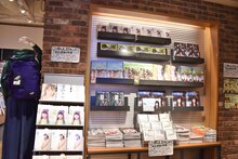 「エビ中 CAFE」の向かいにはエビ中関連の書籍、雑誌もまとめた棚も。