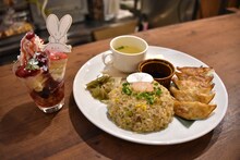 星名美怜考案の「みれりーなパフェ」と小林歌穂考案の「ぽーちゃーはんぎょうざ」。