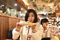 慎重に「ぽーちゃーはんぎょうざ」を運ぶ小林歌穂。