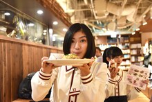 慎重に「ぽーちゃーはんぎょうざ」を運ぶ小林歌穂。