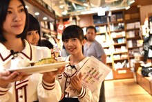 腰にエプロンを巻いて「エビ中 CAFE」に潜入する小林歌穂、廣田あいか、真山りか（手前から）。