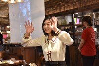 陽気に振る舞う小林歌穂。