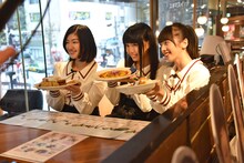 LINE LIVE視聴者にコラボメニューを紹介する小林歌穂、廣田あいか、真山りか（左から）。