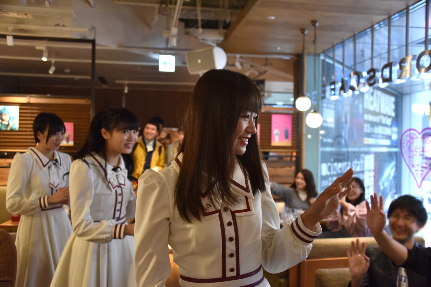遅れて合流する星名美怜、中山莉子、安本彩花（手前から）。