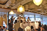 LINE LIVE配信中の様子。