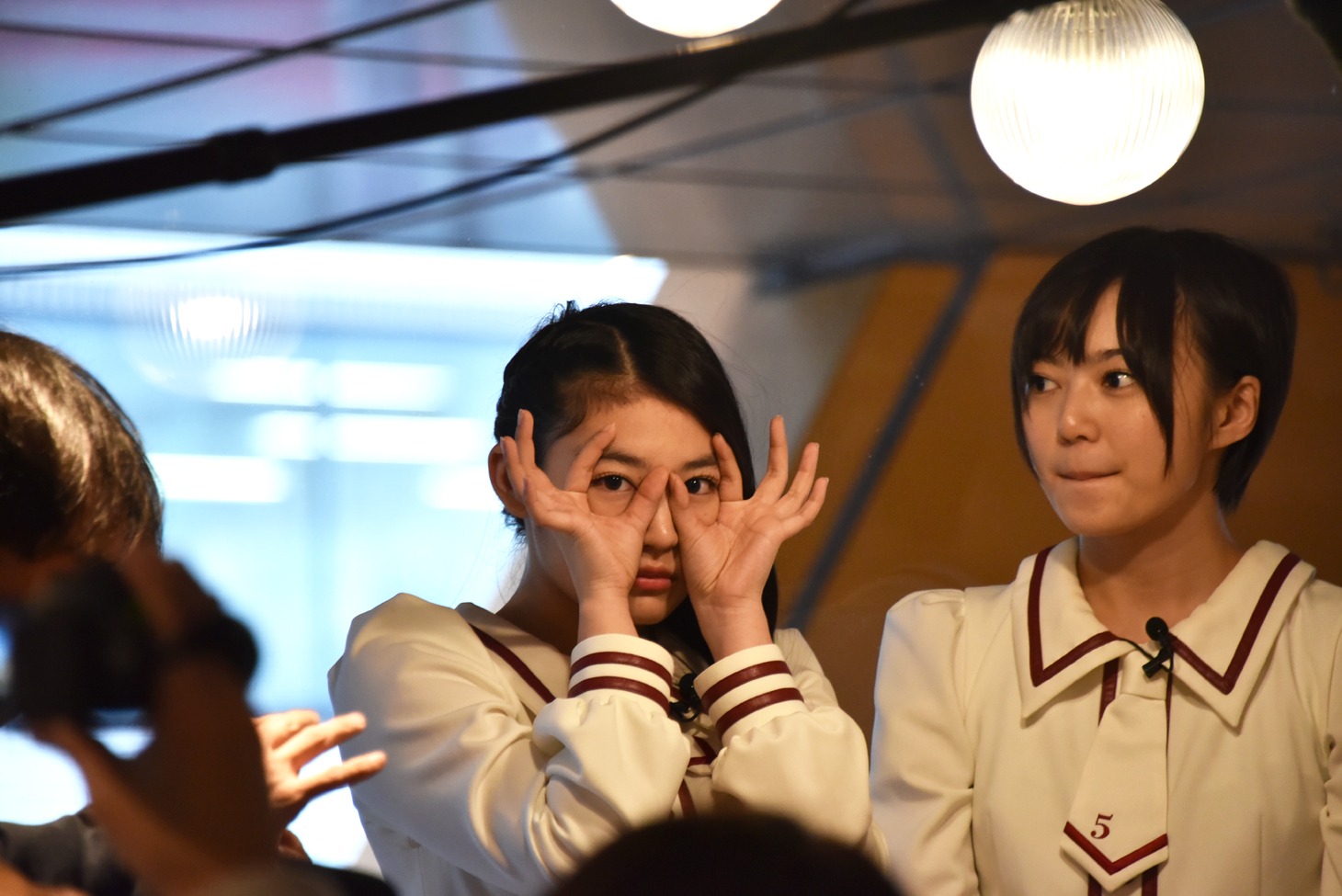 LINE LIVE配信中の柏木ひなた（左）と安本彩花（右）。