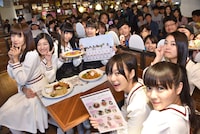 「エビ中 CAFE」に来店したエビ中ファミリーと記念撮影する私立恵比寿中学。