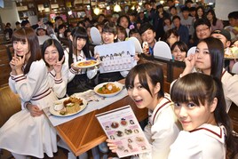 エビ中が渋谷「エビ中 CAFE」いきなり訪問、新曲とコラボメニューをアピール