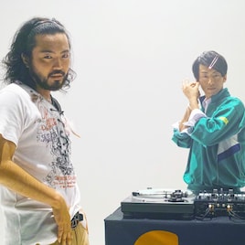 Creepy Nuts、ショッキングなシーンやイタい表現が含まれた黒歴史MV