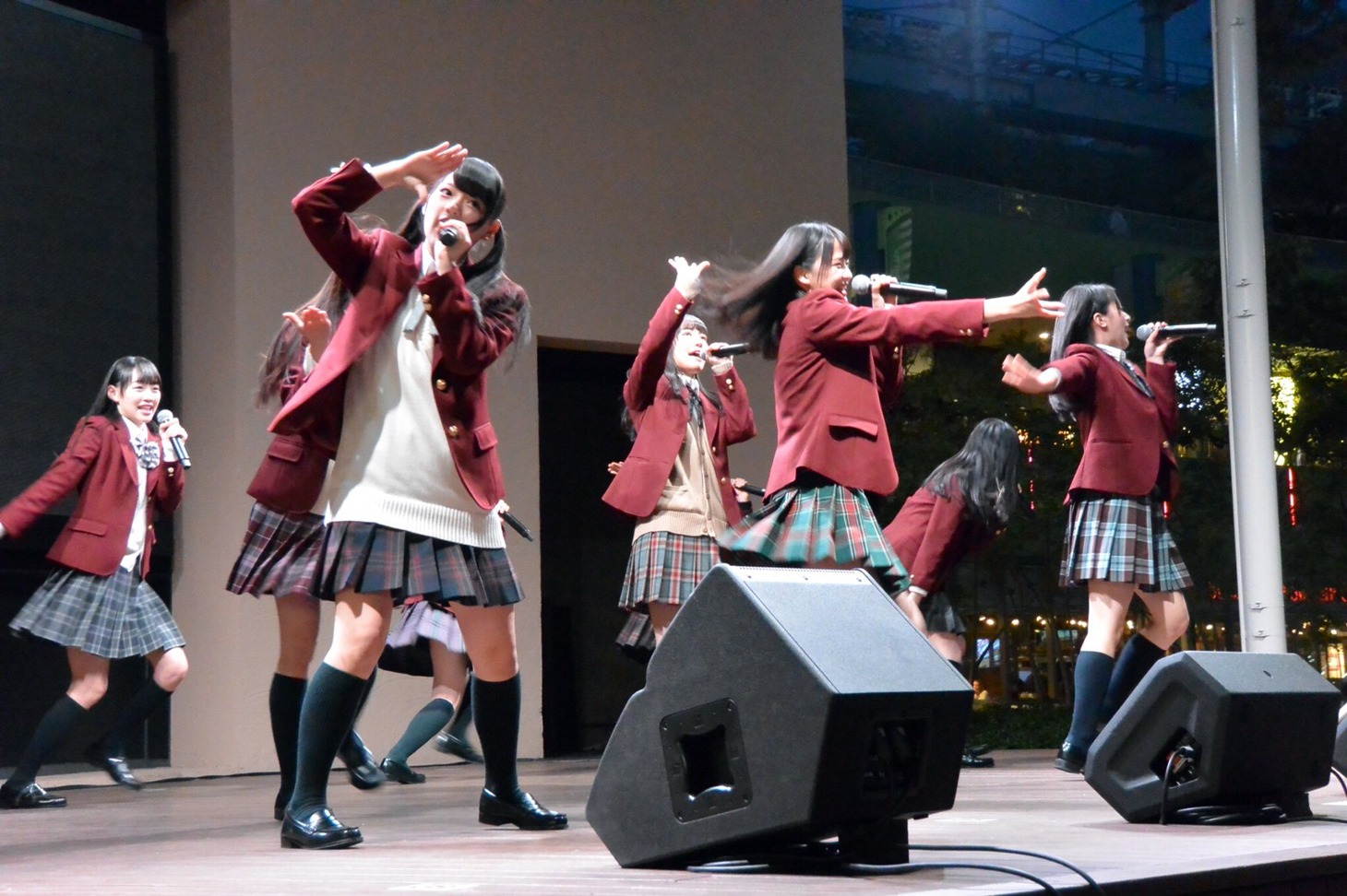 =LOVE「僕らの制服クリスマス」発売記念イベントの様子。