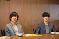 近畿大学附属高等学校の山村隆太（Vo）と尼川元気（B）。（撮影：森好弘）